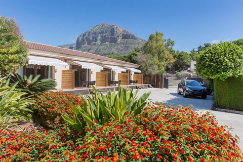 Mooie en comfortabele hostal-achtige villa met privé zwembad in Javea, Costa Blanca, Spanje voor 24 personen. De vakantievilla ligt in een woonwijk en op 4 km van het strand van La Grava, Javea. Het gebouw heeft 12 slaapkamers, elk met een eigen badk...