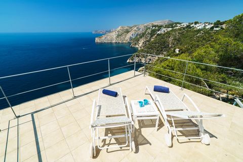 Villa de luxe moderne et romantique avec piscine privée à Javea, Costa Blanca, Espagne pour 6 personnes. La villa est située dans une zone balnéaire résidentielle et montagneuse et à 3 km de La Grandella, plage de Javea. La villa de luxe dispose de 3...