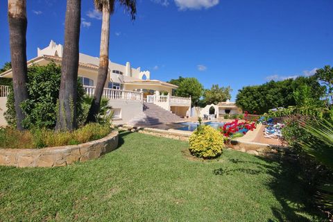 Grande villa romantique avec piscine privée à Javea, sur la Costa Blanca, Espagne pour 6 personnes. La maison de vacances est située dans une région balnéaire et résidentielle. La maison de vacances a 3 chambres à coucher et 2 salles de bain. Le loge...