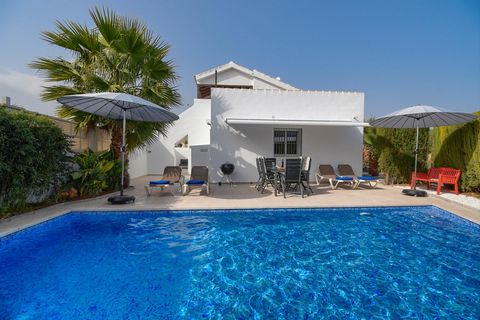 Casa bonita y confortable en Denia, Costa Blanca, España con piscina privada para 4 personas. La vivienda está situada en una zona de playa y residencial, cerca de restaurantes y bares, a 500 m de la playa de Playa L'Almadrava y a 0,5 km de Mediterra...