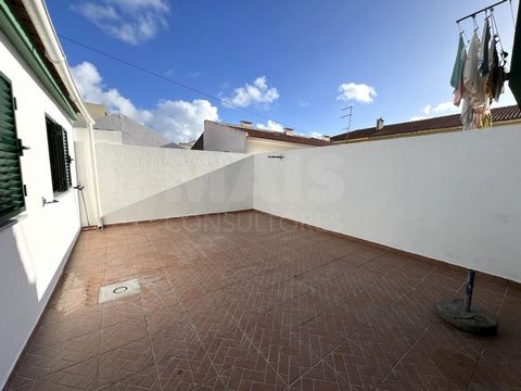 3 bedroom ground floor apartment with private backyard, located in a quiet residential area in Peniche. The property consists of living room and kitchen (semi-equipped) in open space, storage area, two bathrooms (one with shower and the other with ba...