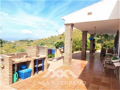 Surrounded by peace and quiet, we present this cozy farm that belongs to the municipality of Canillas de Aceituno. It is located just 5 minutes by car from Canillas de Aceituno. This recently renovated house has a built area of 181 m2, divided into 3...