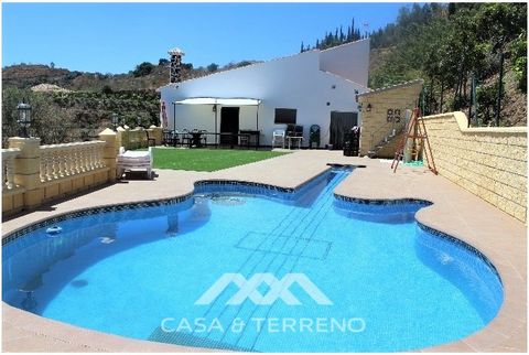 Are you looking for a fantastic villa with sea views? We present you one in the lovely village Sayalonga. It has a plot of 3.500 m2 with an irrigation system for the mango trees. A highlight of this villa is the guitar shaped pool, that offers refres...