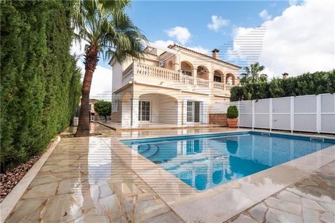 Semi-detached house with private pool on a plot of approximately 300m2 in a residential area. This house has an area of approximately 156m2 and consists of a spacious living room with access to the garden and pool, large fitted kitchen with office, 3...