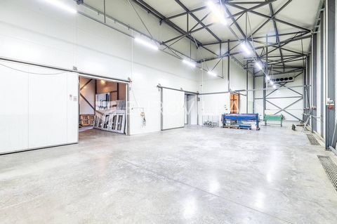 Zagreb, Velika Kosnica, production and warehouse space of 470 m2 on the ground floor of a commercial building. It consists of 3 separate sections that can be closed and opened with sliding doors, allowing for customization into multiple divided space...