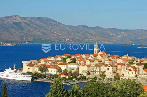 Stone house in the heart of the town of Korčula. The house is spread over a total of three floors with a total of 125 m2. floors It consists of the ground floor, the first and second floors and the attic. On the ground floor there is a kitchen with a...