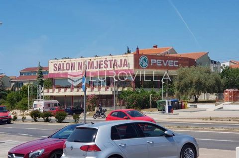 Zadar, Commercial and residential space in a frequent location, on the main highway near two gas stations in Zadar. The space needs to be adapted and adapted to the commercial purpose. It can be used for shops, office spaces, furniture showrooms, car...