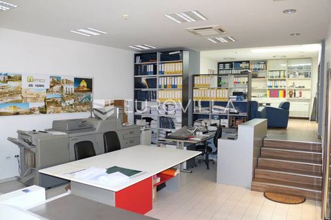 Attractive office space (208 m2) in one of the most beautiful districts of Split - Firule. In addition to a great location, this space has four work rooms and a bathroom. Ideal for office space, and it is possible to convert it for tourist purposes. ...