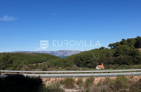 A plot of land just 10 minutes from the center of Jelsa, with an area of 30,280 m2, in a very attractive location with a view of the sea. The property in question is located in the area for agricultural holdings by looking at the map. Therefore, from...