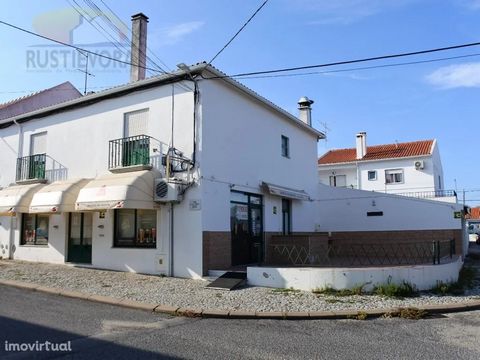 Restaurant ready to operate, fully furnished and equipped, with two rooms, warehouse and private terrace in sight, corner and facing the view of the national road. Located in a neighborhood close to the city of Évora, with great parking facilities. I...