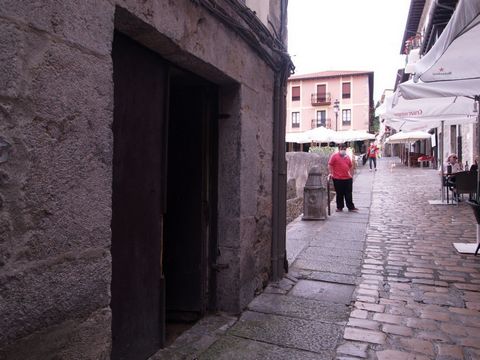 Cheap place to reform in Laredo, on Ruamayor Street, the street with the most traffic in the historic center of Pejino, the old town, on the corner with the comfortable Cuesta del Infierno. The property is to be renovated, it has about 60 m2 built co...