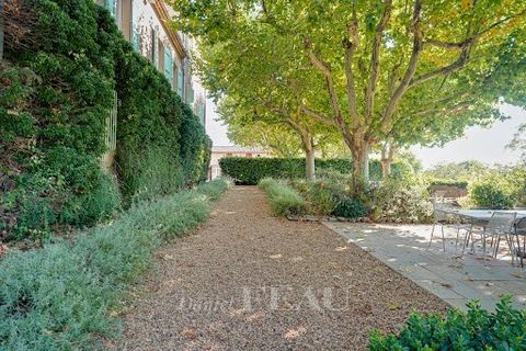 This over 817 sqm « bastide » steeped in history is set in a delightful hamlet in the heart of “Provence Verte”, 30 minutes from Aix en Provence, 1h from Hyères and the sea and benefiting from easy motorway access. It is set in 3717 sqm of leafy grou...