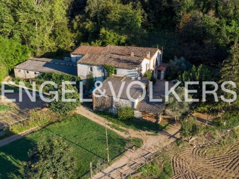 We present to you the following typical Catalan rustic farmhouse, built in the year 1889, exuding historical charm and a connection to the traditional rural life of that era. This farmhouse enjoys a privileged location, close to the charming village ...