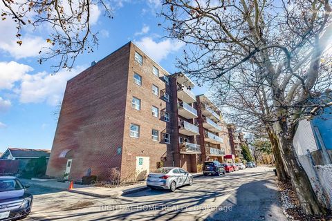 Welcome first time buyers/investors/downsizers.This beautiful one bdrm features an open concept kitchen/living/dining room w/out to large balcony with amazing view. Granite countertops in kitchen, loads of cupboards space ,breakfast bar. Hardwood flo...