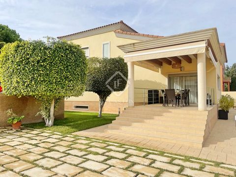 This beautiful house built in 2010 is located in one of the best streets in La Font, a quiet neighbourhood in San Juan de Alicante just 10 minutes walk from the beautiful Muchavista Beach. This neighbourhood is perfectly connected to the centre of Al...