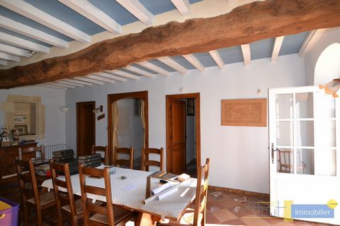 On the slopes of the Entre-deux-Mers, where nature reigns supreme and the view is unobstructed, nestles a stone house, a hidden gem. It offers approximately 124 m2 of usable space. It breathes history with its exposed beams, Gironde tiles, parquet fl...