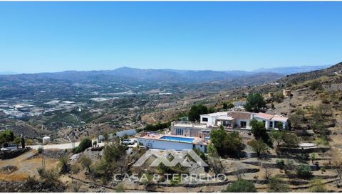 Have you always dreamed of a tranquil finca in the hills? Then we have the perfect property for you. This charming finca with a fantastic panoramic view of the mountains and the sea and a plot of 7.500 m2. The house has the typical Andalusian charm, ...