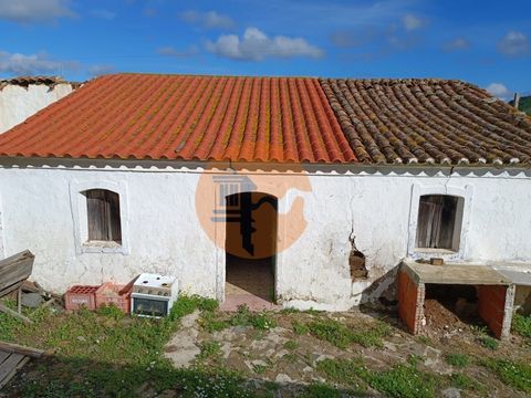 Grundstück mit 85.380 m2, in der Nähe des Beliche-Staudamms in Castro Marim - Algarve. Land mit Ruinen, mit einer Stadtfläche von 1.200 m2. Mit Wasserleitung. Freier Blick auf die Serra Algarvia. Möglichkeit des Baus eines Hauses für den Landwirt und...