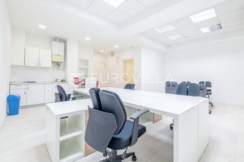 Zagreb, Trešnjevka, office space of NKP 51.85 m2 in the basement of the VMD building, only 50 meters from the tram station in Tratinska. It consists of two working rooms, a bathroom and a mini kitchen. Quality building, laminate parquet, ceramics, EP...