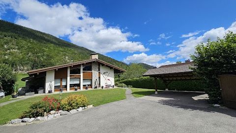 Saint Jean de Sixt, near the center and ski resorts of La Clusaz and Le Grand Bornand, this 165 sqm house from the 70s offers also an independent 72 sqm apartment. A double garage and a double carport complete this property. Land of 1,650 sqm. South ...