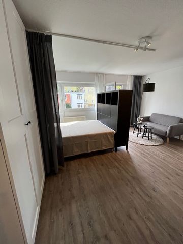 The apartment in Stuttgart Zuffenhausen is a dream home with a top location and high-quality fittings. Above all, it impresses with its excellent transport connections. The S-Bahn station is in the immediate vicinity. The apartment has just been reno...