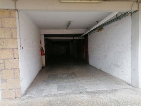 Rom Battistini Forte Braschi, genau Via Benedetto XV Zum Verkauf steht eine kürzlich renovierte Garage von 22 m2 mit weiteren 14 m2 Fläche, die nur für Kleinwagen zugänglich ist (maximale Länge 4 Meter). Möglichkeit des Kaufs mit Zahlungsaufschub Bei...