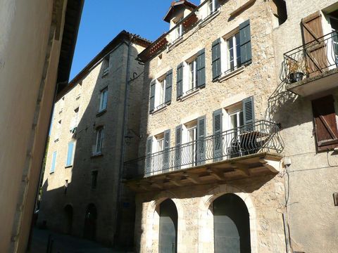 A recently renovated building comprising of two appartements, a T2 and a T3 Duplex both with garages. The building is located in the old town but very close to all shops and amenities overlooking a church and square. The original stone building was r...