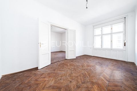 Zagreb, center, commercial/residential space, extending to 100 m2.in an extremely attractive location, in the very center of the city. The apartment consists of an entrance hall, five rooms, a coupon room and a toilet. The purpose is to use the apart...