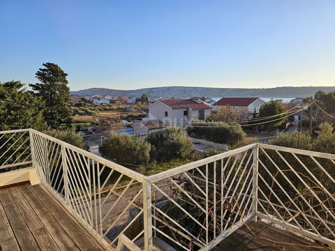 Location: Primorsko-goranska županija, Rab, Barbat na Rabu. INSEL RAB, BARBAT - Wohnung mit Terrasse und Blick auf das Meer Auf der Insel Rab, in Barbat, steht eine Wohnung in einem Haus im 1. Stock zum Verkauf. Die Wohnung hat eine Wohnfläche von 54...