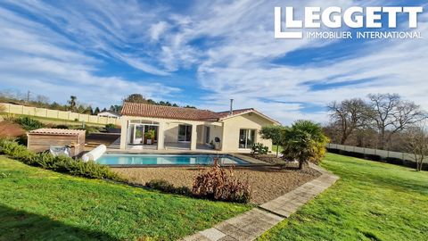 A26194CHD40 - Bright and comfortable house with swimming pool on a plot of nearly 4000 m² Open-plan equipped kitchen, dining room, living room of 51m² with a wood stove and reversible air conditioning. The hallway leads to a separate toilet, a bathro...