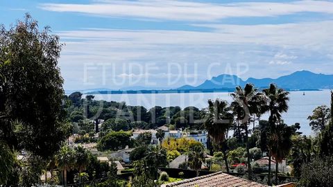 West side of the Cap d'Antibes, 5 minute-walk to the sea and local shops, apartment on last floor, stylish fixtures and fittings and tasteful decor throughout , double-oriented flat, sea view. One of the most sought-after estates of the Cap. The flat...