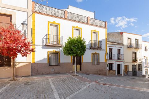 Nestled in the heart of the charming village of Alcalá del Valle, less than 30 minutes from Ronda, this three-story townhouse offers a bright and welcoming abode. Renovated to perfection, the residence occupies a privileged location in the Plaza del ...