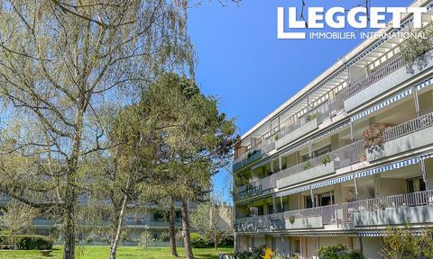 A19838HHE92 - Bourg la Reine - Less than 5 minutes from the city centre and the RER B station, in a quiet, tree-lined, secure residence with a caretaker. LEGGETT International presents to you on the third and last floor, a very luminous and crossing ...