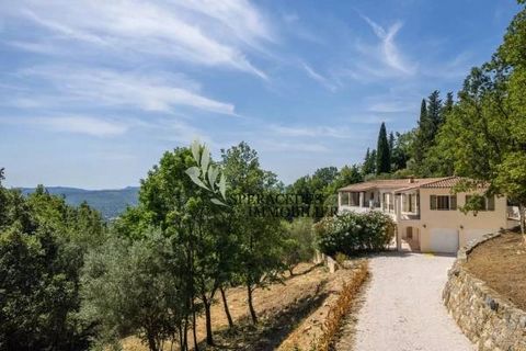 Callian, beautiful villa close to the village, quiet and residential area, villa of approx 197 sq.m² completely renovated, with a superb view on the village and surrounding hills. The house include an entrance, a bright living room, large kitchen, di...