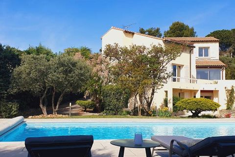 A breathtaking view of Mont Ventoux! On the heights of Saint Saturnin les Avignon, in a residential area where properties for sale are rare, the Nadotti Immobilier agency in l'Isle sur la Sorgue offers you a property of 317 sqm on a plot of 1509 sqm ...