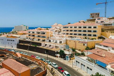 For sale an aparthotel with 35 apartments, in the center of Costa Adeje, San Eugenio Alto area, opposite the famous Siam Park water park. The hotel is very well maintained, it has 85% annual occupancy, there is a tourist exploitation company, the hot...