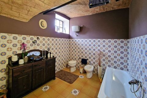 This pleasant holiday home in Montecosaro has air conditioning and a beautiful private garden. You start the days with a refreshing dip in the swimming pool and the bedrooms are equipped with atmosphere and comfort. It is an excellent choice for holi...