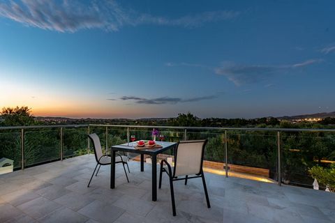 Die Villa Antonio befindet sich in bester Lage, ideal um die Insel Zakynthos zu erkunden. Es befindet sich auf einem über 2000m² großen Grundstück mit einem Olivenhain, schönen Gärten und einem privaten Außenpool. Ideal für einen Sonnenurlaub mit Fam...