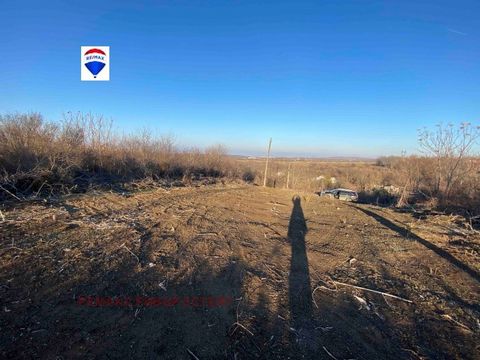 RE/MAX River Estate is pleased to present a plot of land in Russophili Ruse. It is located on an entirely southern slope, from which a magnificent view is revealed. The area of the property is 540sq.m. The plot is completely cleared, with a very good...