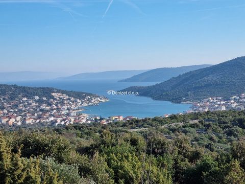 For sale is a large building plot of 1452 m2 in the village of Vinišće, not far from Trogir. It is located in a quiet area of the village, surrounded by greenery and modern family villas. The land has an access road, and electricity and water are nea...