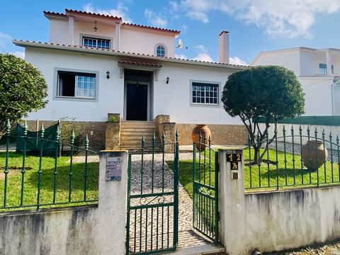 4 bedroom villa with private swimming pool, annexes, garage and garden located in a privileged area with a lot of tranquility. A nice residential area. The villa is equipped with central heating and solar panels. 890 sqm land. Ideal for intending to ...