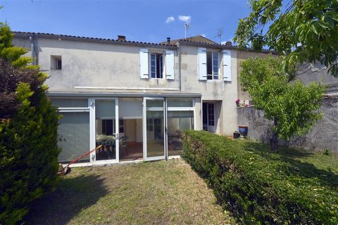 Charente-Maritime, South Royan, a few minutes from the beaches, Large family house with five bedrooms, near the center of Cozes with enclosed and private garden of two hundred and fifty square meters without vis-à-vis and with pond. This town house l...