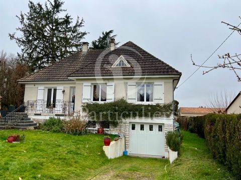 A few steps from the heart of Neuvic sur l'Isle, a dynamic town with all amenities, discover this pleasant renovated house, of 135 m2, on a plot of more than 1,300 m2. The entrance of about 6 m2, with storage, leads to a very cosy living room of 26 m...