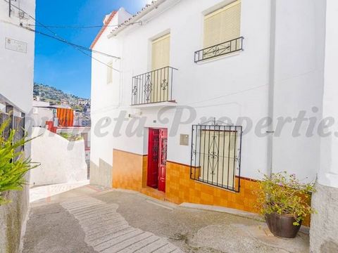 Casa de pueblo en Canillas de Albaida, 2 dormitorios, 2 cuartos de baño y una azotea con vistas impresionantes.