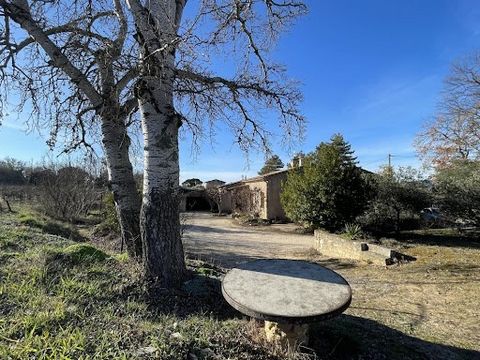 84580 OPPEDES – HOUSE 106 M2 – SINGLE STOREY – 4 BEDROOMS – LAND ~ 1800 M2 – INDEPENDENT STUDIO – GARAGE – CELLAR – IN THE MIDDLE OF THE VINES 800m from the charming village of Oppède, in the heart of LUBERON. 15 minutes from L'Isle sur la Sorgue/Cav...