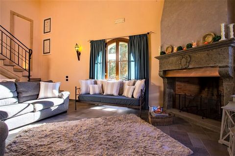 Relax in this amazing villa with your family and friends who wish to discover the beauties of Tuscany. The villa has a large private swimming pool equipped with a hydro-massage area. The pool area is complete with a solarium with deck chairs and loun...