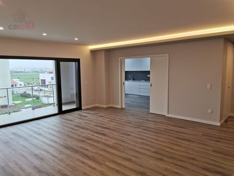 This fantastic penthouse, with excellent finishes, is located in a recent, expanding area, close to accesses to the Vasco da Gama bridge and next to services. On the 0th floor, the entrance hall distributes the flat, with access to the living room an...
