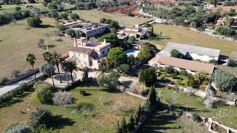 Only a few minutes from the village of Portopetro and the Mondragó Natural Park with its pristine beaches, the property features several buildings: the main two-story house with pool and a garage as well as an separate guesthouse of about 69 sqm, alo...