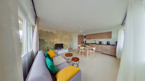 Sur le territoire de Sainte-Cécile, à proximité immédiate de la plage, nous proposons un appartement T2 disposant d'une jolie terrasse agréable et bien exposée. L'intérieur se compose d'une chambre, un espace cuisine, une salle d'eau et un coin salon...