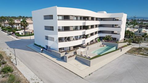 Estes apartamentos novos de alta qualidade, actualmente em construção, oferecem uma localização fabulosa a poucos passos da praia de Porto de Mós e dos seus fantásticos restaurantes. Com excelentes vistas de mar e serra de Monchique, este complexo é ...